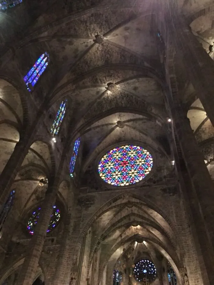 30 Famous Landmarks That Hide Incredible Stories Most People Never Hear About 