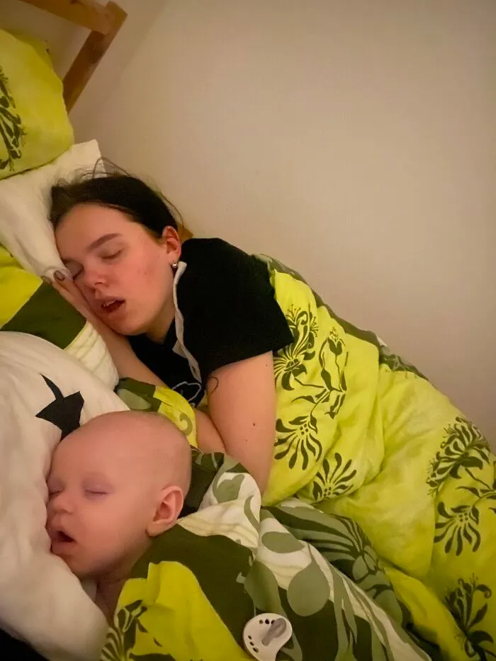 Mi hijo y yo, a mi marido le encanta sacarnos fotos mientras dormimos.