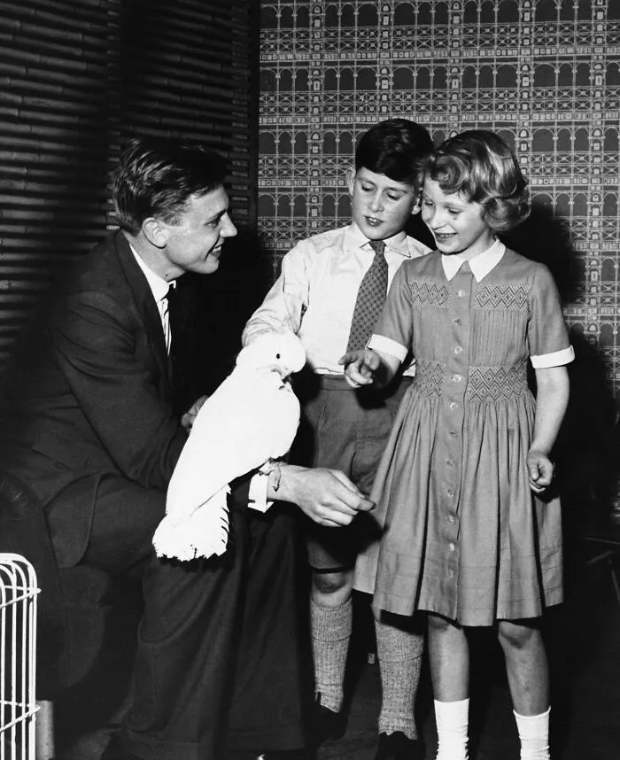 David Attenborough Is So Old That There's A Picture Of Him As A Grown Man Meeting King Charles When He Was A Child
