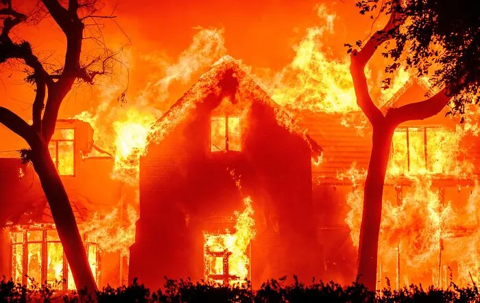 57 Terrifying “We Need To Leave Now” Moments That Still Haunt People Today