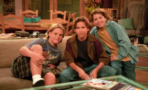 90s Child Stars Reunite With TV Mom In Rare New Photo After Lead Actor's Disappointing Reboot Update