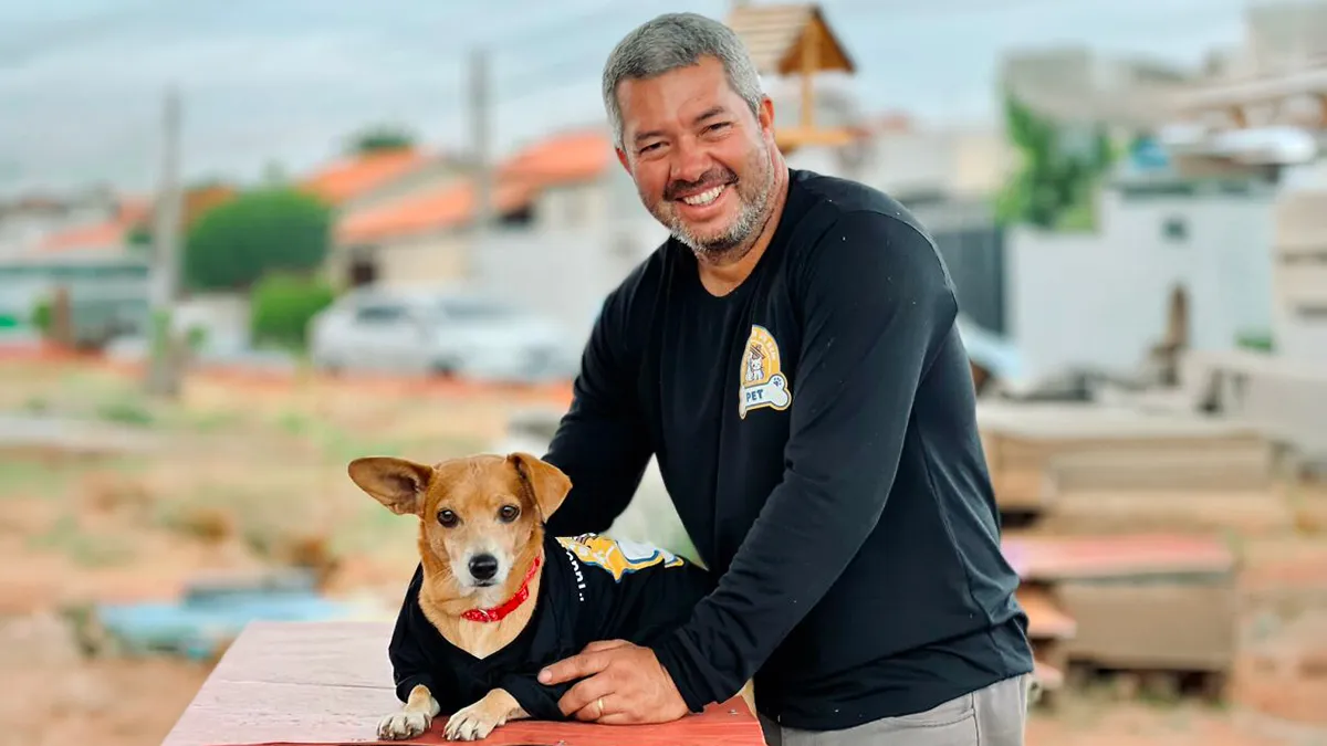 This Truck Driver Uses His Days Off To Build Homes For Animals With Nowhere To Sleep, Over 1,700 So Far