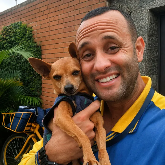 Instead Of Barking, These Dogs Rush To Greet Their Favorite Mailman (24 New Pics)