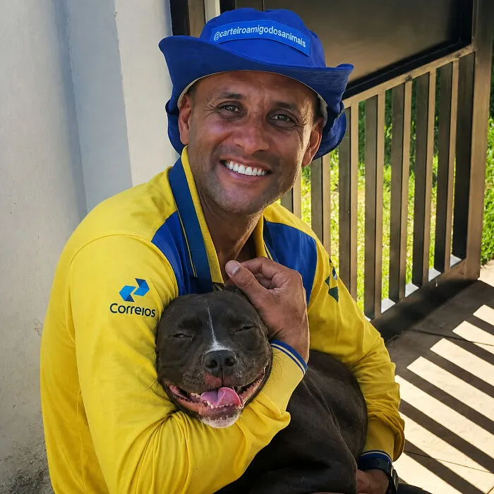 Instead Of Barking, These Dogs Rush To Greet Their Favorite Mailman (24 New Pics)