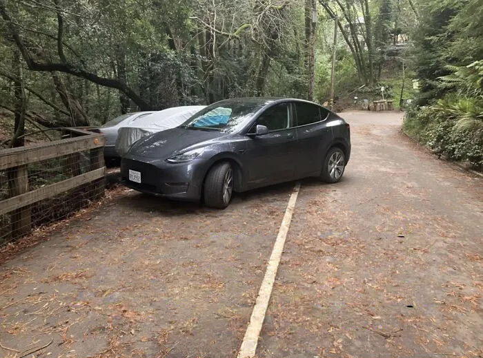 Este es un camino que lleva a un lugar de senderismo bastante popular. La calle es muy estrecha y el estacionamiento suele ser limitado. Esta persona decidió que la norma de estacionar dentro de las líneas no le aplicaba