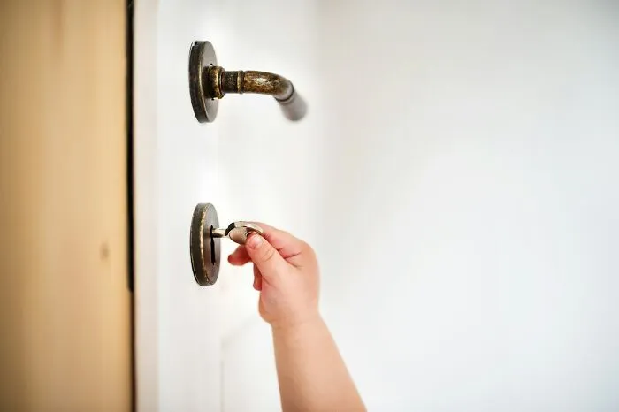 67 Things People Witnessed At Someone Else’s House That Made Them Swear To Never Return
