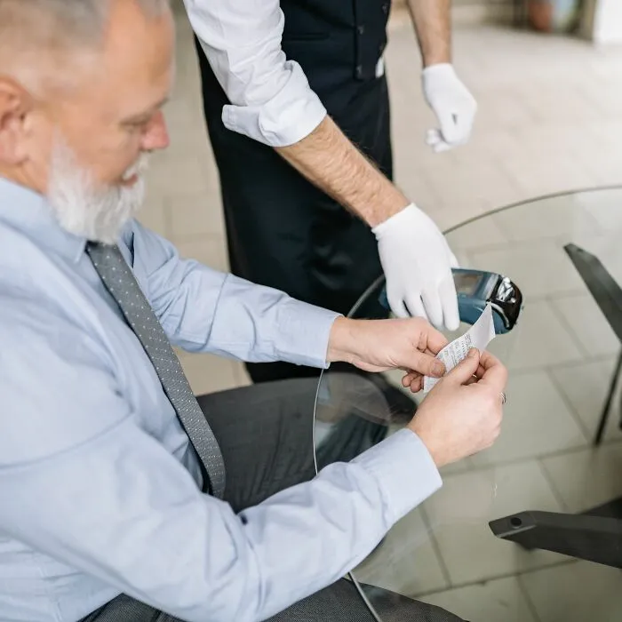 20 Cosas que los camareros escucharon en el trabajo y desearían poder olvidar