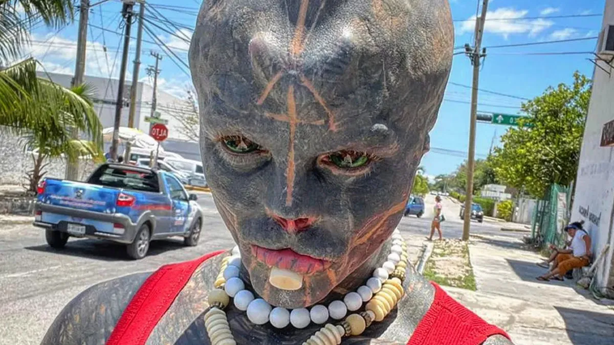 Este hombre se hizo modificaciones corporales para convertirse en un "alien negro", pero le ha costado su empleo
