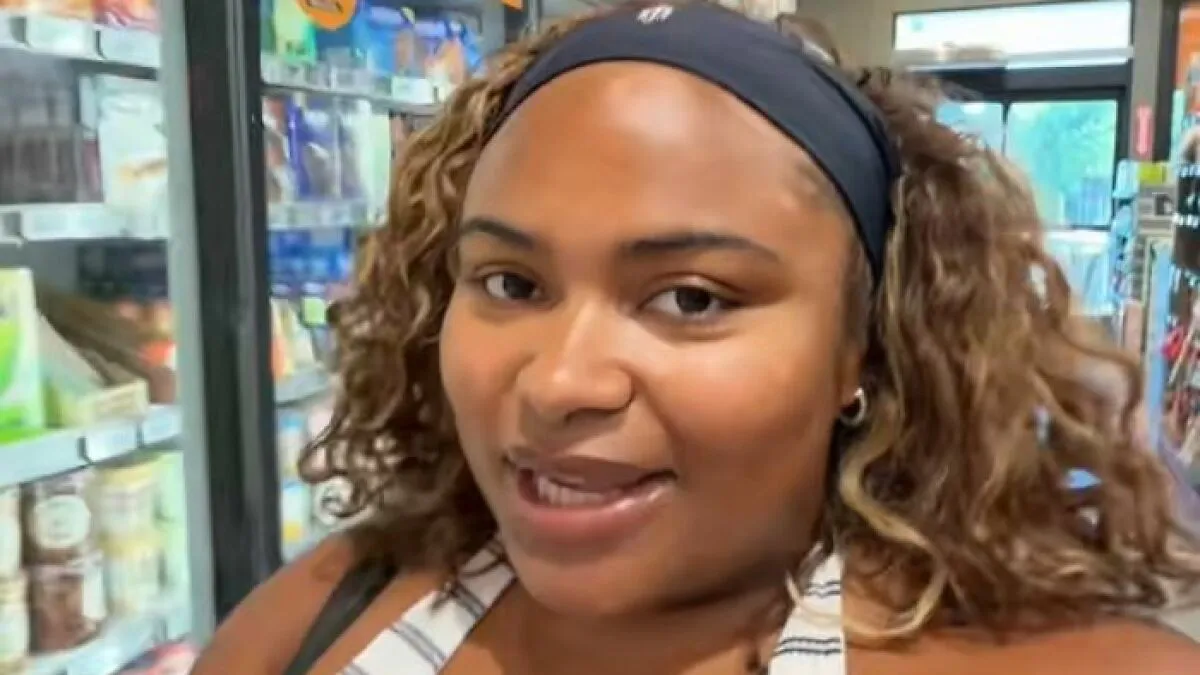 Plus Size Activist Tries To Call Out "Fatphobic" Brands, But Netizens Aren't Having It