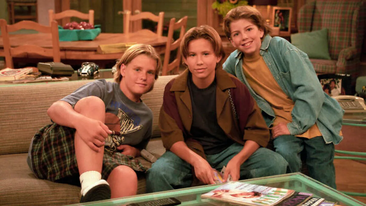 90s Child Stars Reunite With TV Mom In Rare New Photo After Lead Actor's Disappointing Reboot Update