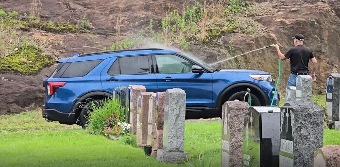 Cuando llevas tu propia manguera para lavar tu coche en medio del cementerio