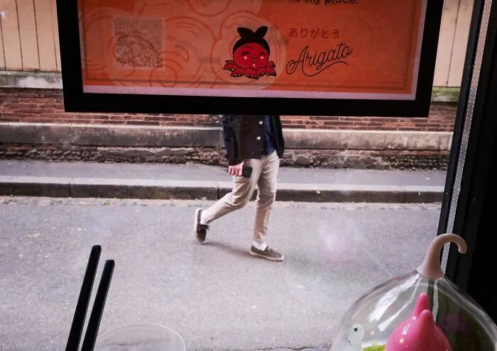 35 Perfectly Timed Street Photos By This Artist That Reveal Extraordinary Moments Hidden In Everyday Life