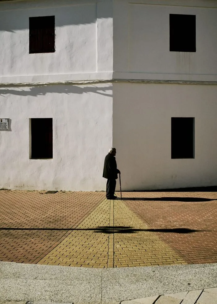35 Perfectly Timed Street Photos By This Artist That Reveal Extraordinary Moments Hidden In Everyday Life
