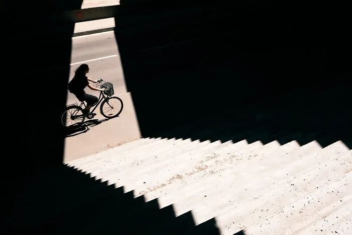 35 Perfectly Timed Street Photos By This Artist That Reveal Extraordinary Moments Hidden In Everyday Life