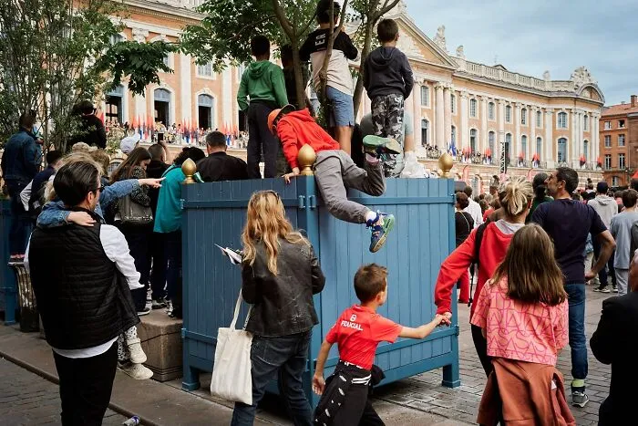 35 Perfectly Timed Street Photos By This Artist That Reveal Extraordinary Moments Hidden In Everyday Life