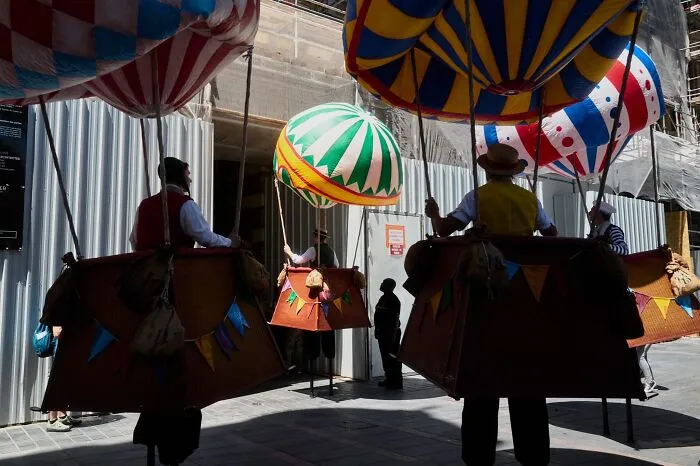 35 Perfectly Timed Street Photos By This Artist That Reveal Extraordinary Moments Hidden In Everyday Life