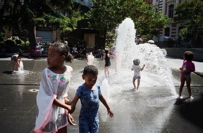 35 Perfectly Timed Street Photos By This Artist That Reveal Extraordinary Moments Hidden In Everyday Life