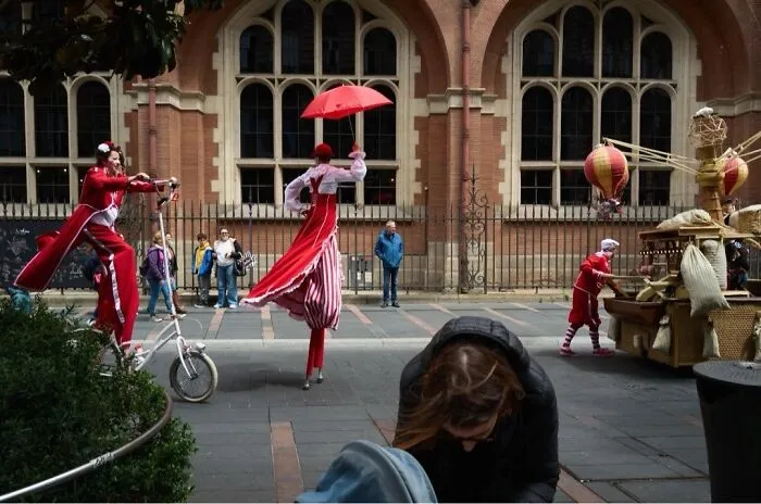 35 Perfectly Timed Street Photos By This Artist That Reveal Extraordinary Moments Hidden In Everyday Life