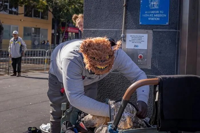 40 Times The Streets Looked Hilarious, Awkward, And Totally Relatable Through This Photographer’s Lens (New Pics)