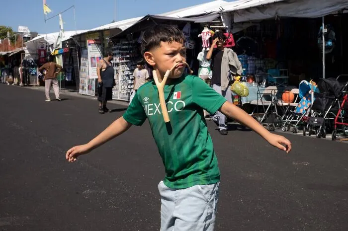 40 Times The Streets Looked Hilarious, Awkward, And Totally Relatable Through This Photographer’s Lens (New Pics)