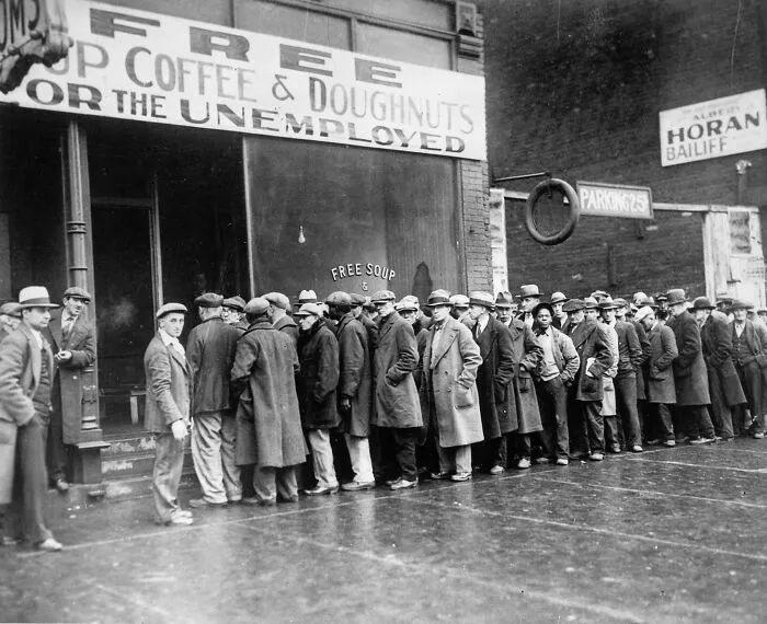 Historical photos: Unemployed men wait in a long line for free coffee and doughnuts, depicting a past economic struggle.