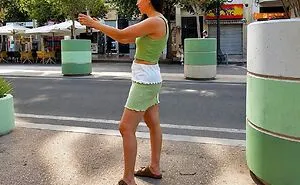77 Perfectly Timed Street Photos Where People And Their Surroundings Line Up Brilliantly