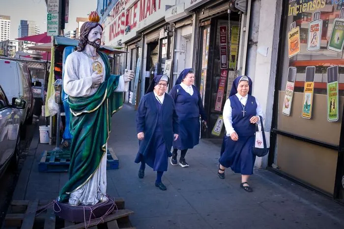 40 Times The Streets Looked Hilarious, Awkward, And Totally Relatable Through This Photographer’s Lens (New Pics)