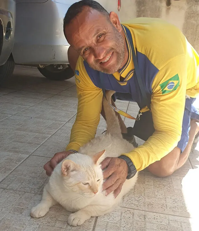 Instead Of Barking, These Dogs Rush To Greet Their Favorite Mailman (24 New Pics)