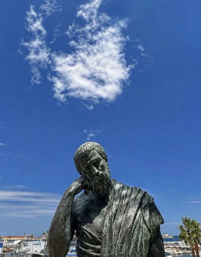 Estatua de un pensador con una nube que parece una burbuja de pensamiento, una de las divertidas fotos accidentales.