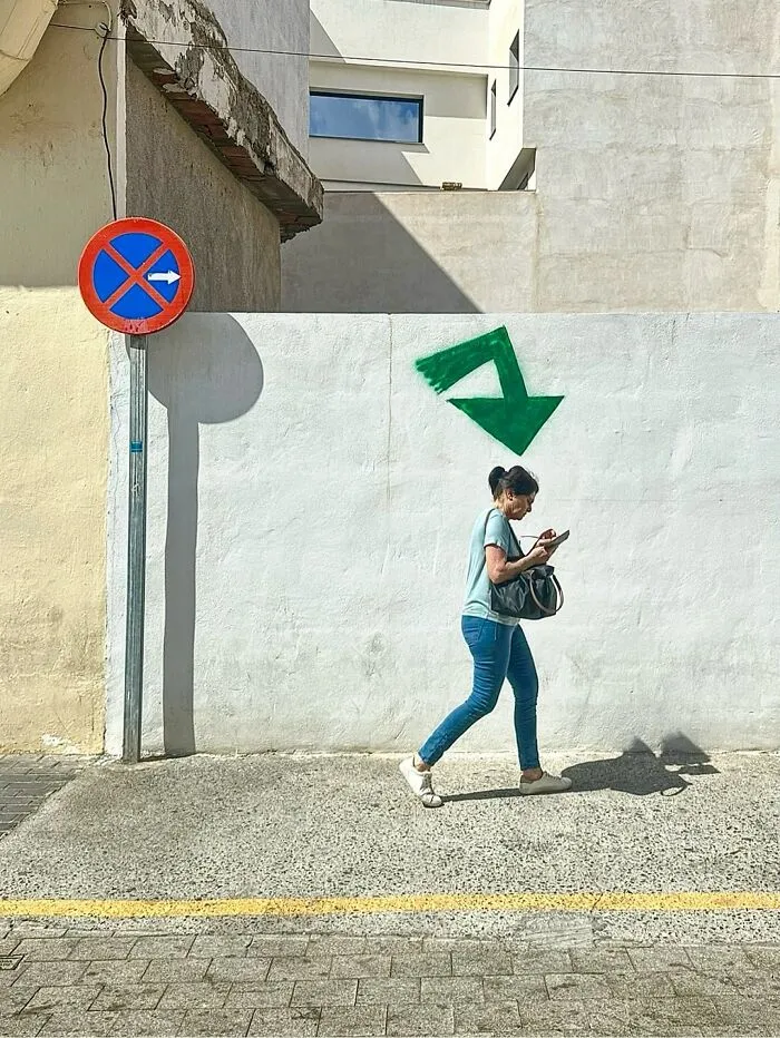77 Perfectly Timed Street Photos Where People And Their Surroundings Line Up Brilliantly