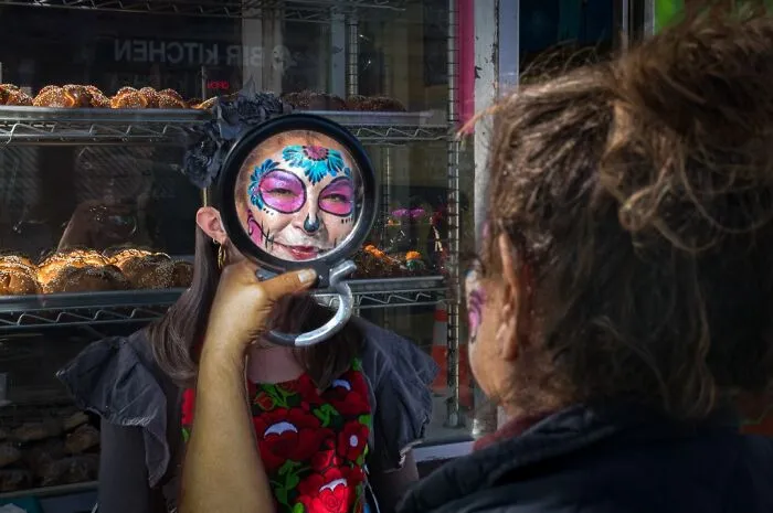 40 Times The Streets Looked Hilarious, Awkward, And Totally Relatable Through This Photographer’s Lens (New Pics)
