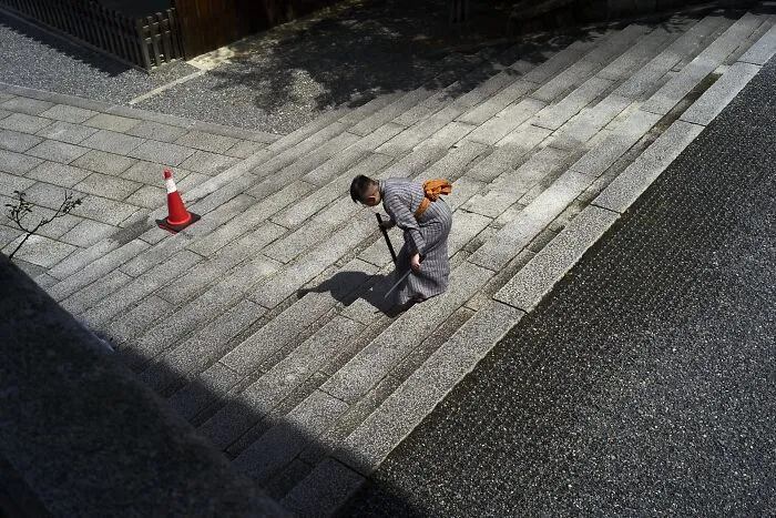 35 Perfectly Timed Street Photos By This Artist That Reveal Extraordinary Moments Hidden In Everyday Life