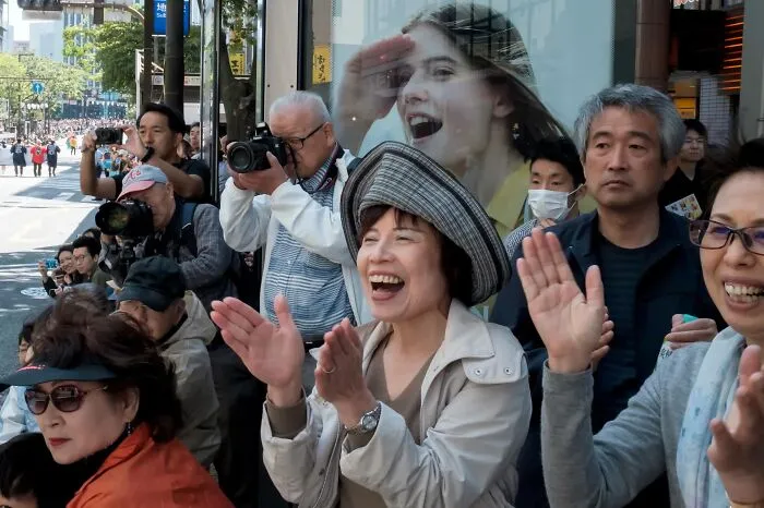 This Photographer Captures Hilarious Coincidences Most People Would Never Notice (35 New Pics)
