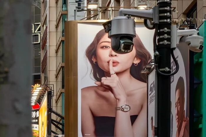 This Photographer Captures Hilarious Coincidences Most People Would Never Notice (35 New Pics)