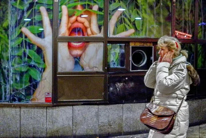 This Photographer Captures Hilarious Coincidences Most People Would Never Notice (35 New Pics)