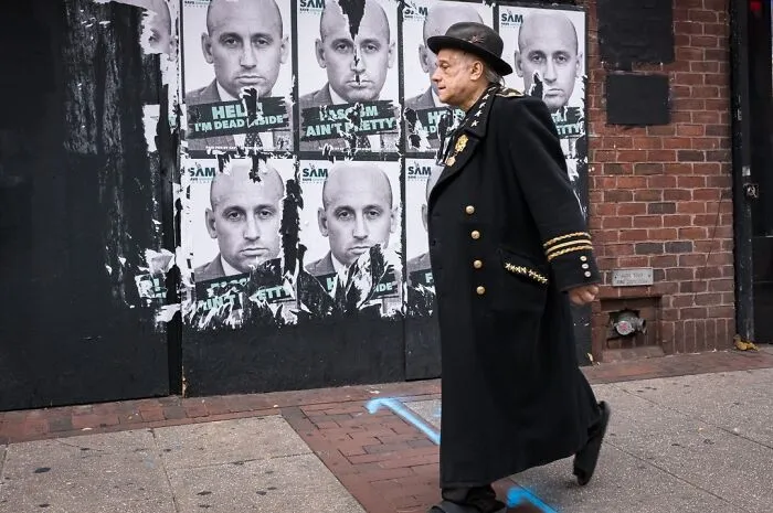 40 Times The Streets Looked Hilarious, Awkward, And Totally Relatable Through This Photographer’s Lens (New Pics)