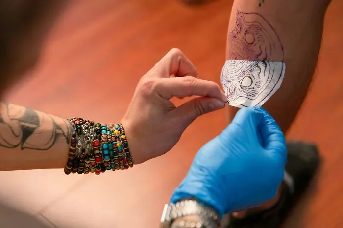 “East And West Are Flipped”: 20 Tattoo Mistakes That Clients Had To Permanently Live With
