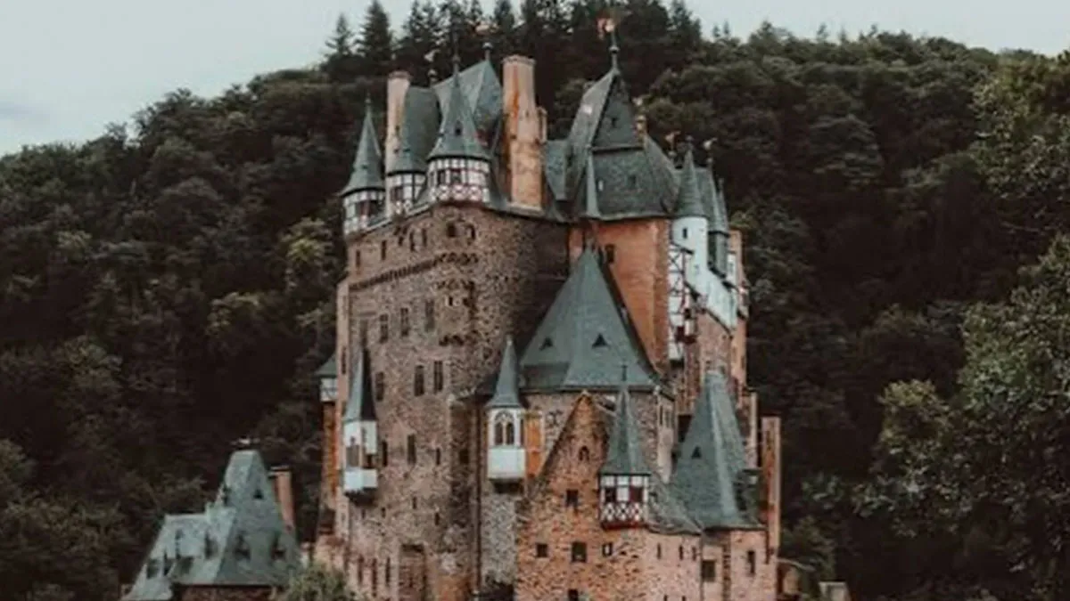 30 Famous Landmarks That Hide Incredible Stories Most People Never Hear About 