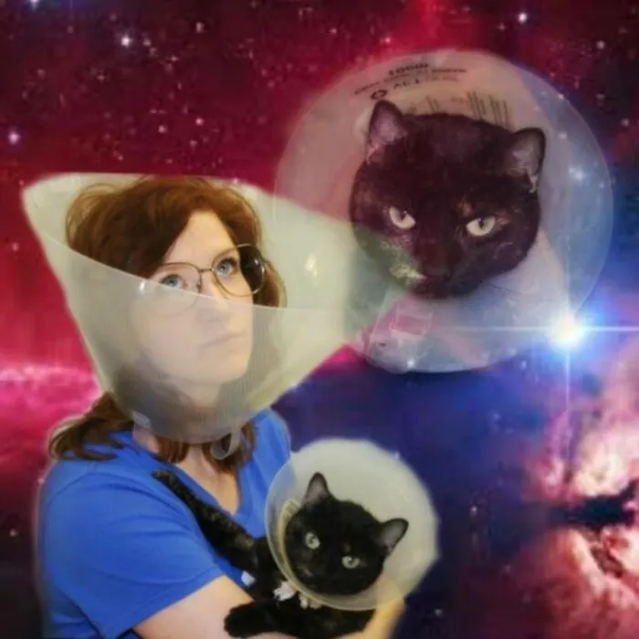 Fotografía de animales: Una mujer y sus gatos negros con conos de la vergüenza, creando una imagen cómica en el espacio.