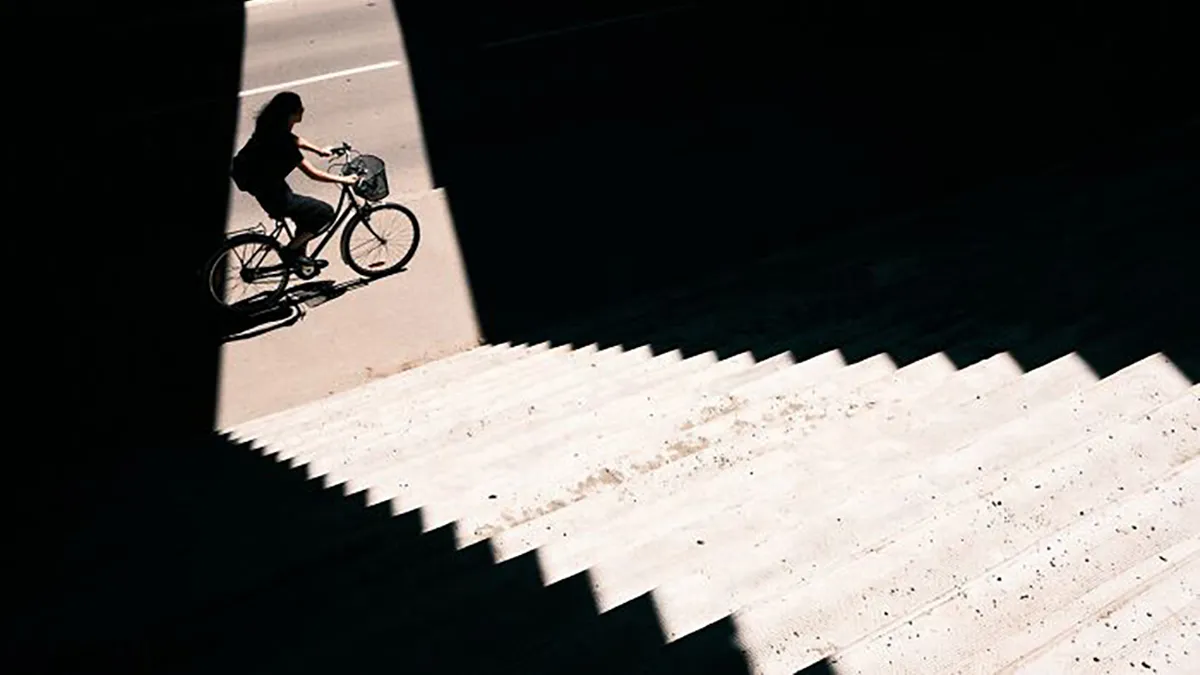 35 Perfectly Timed Street Photos By This Artist That Reveal Extraordinary Moments Hidden In Everyday Life