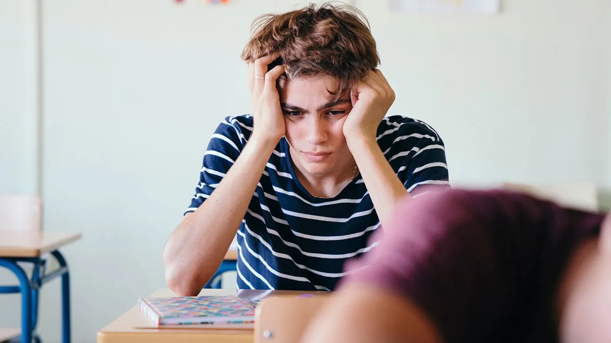Stubborn Student Refuses To Work In A Group Despite Professor’s Warnings, Regrets It When He Fails