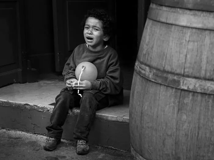 39 Perfectly Timed Street Photos By Gaspard Claude That Reveal The Paris Most People Never See