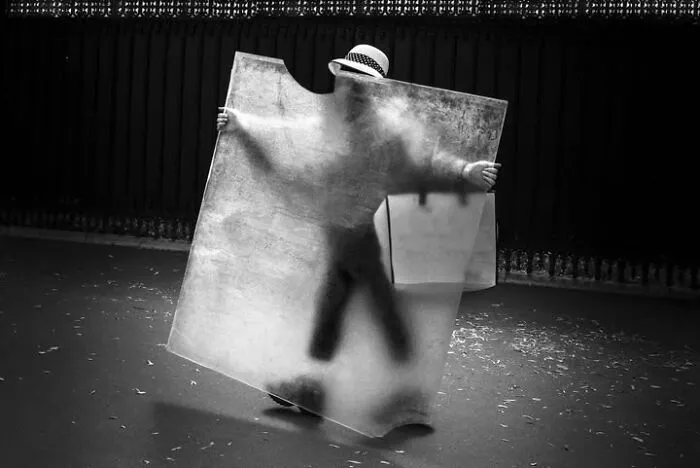 39 Perfectly Timed Street Photos By Gaspard Claude That Reveal The Paris Most People Never See