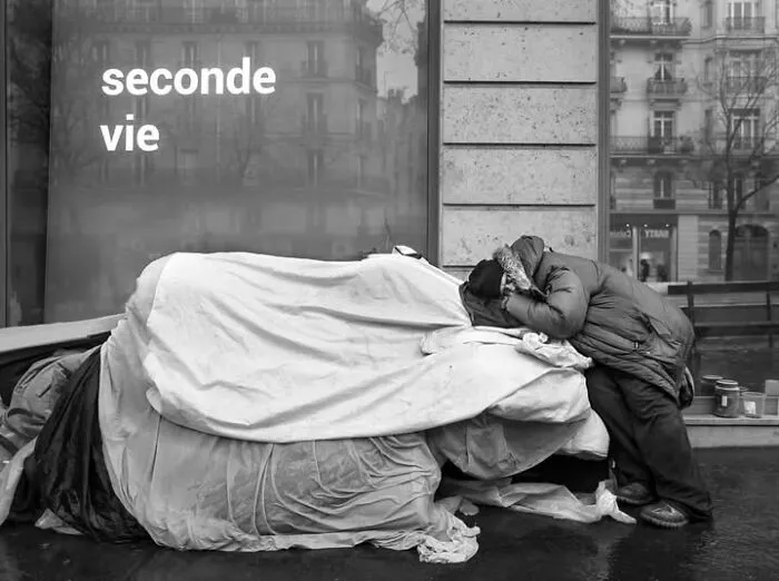 39 Perfectly Timed Street Photos By Gaspard Claude That Reveal The Paris Most People Never See
