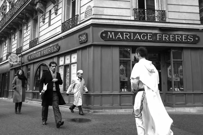 39 Perfectly Timed Street Photos By Gaspard Claude That Reveal The Paris Most People Never See