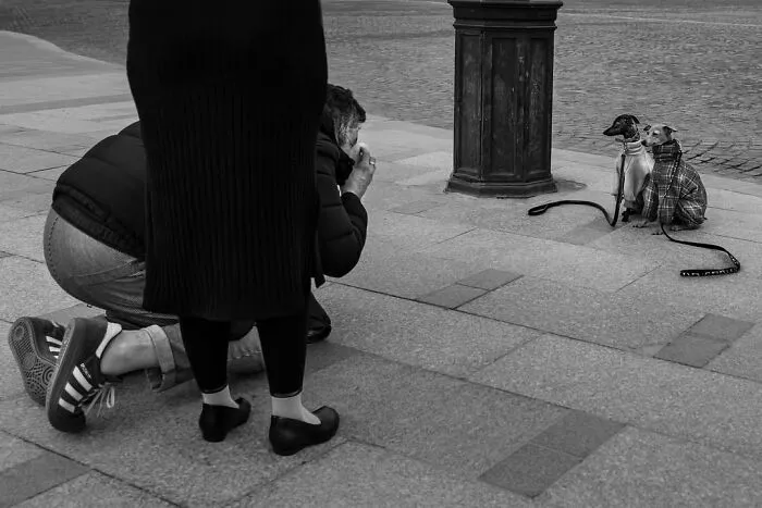 39 Perfectly Timed Street Photos By Gaspard Claude That Reveal The Paris Most People Never See