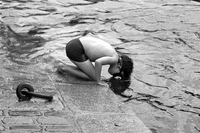 39 Perfectly Timed Street Photos By Gaspard Claude That Reveal The Paris Most People Never See