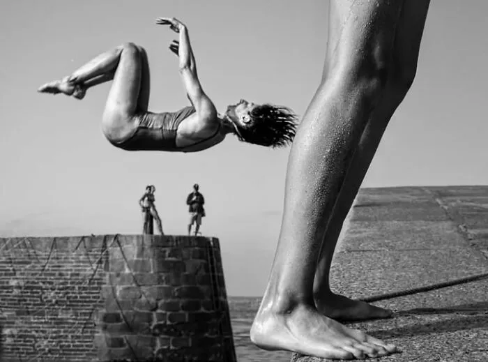 39 Perfectly Timed Street Photos By Gaspard Claude That Reveal The Paris Most People Never See