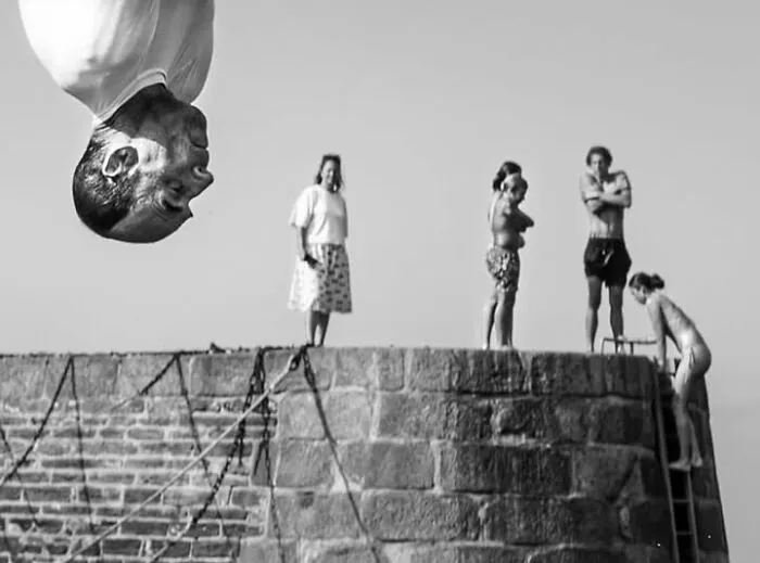 39 Perfectly Timed Street Photos By Gaspard Claude That Reveal The Paris Most People Never See