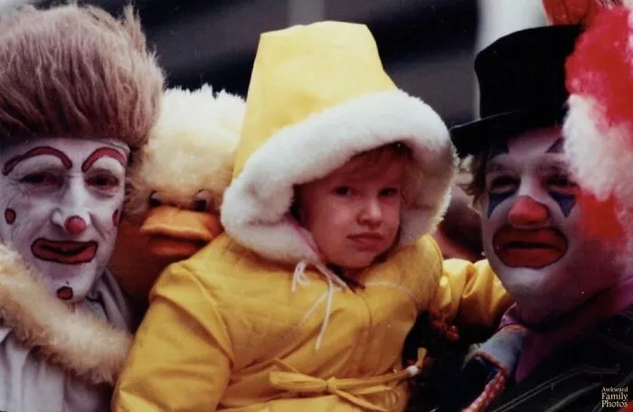 “Awkward Family Photos” Shared 30 Unforgettable Shots Of Kids Meeting Some Truly Terrifying Character Mascots